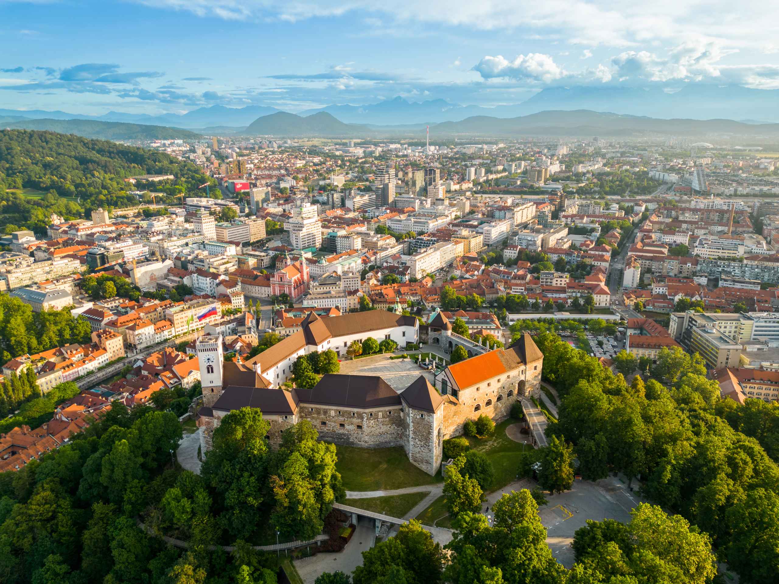 Aerial drone view of Ljubljana, Slovenia Ljubljana aus der Vogelperspektive – die Altstadt mit der Burg von Ljubljana